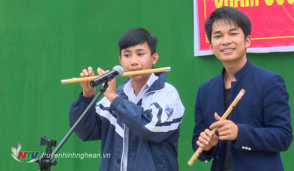 Anh Nguyễn Văn Mão giao lưu thổi sáo tại trường THCS Nguyễn Trãi - huyệnTân Kỳ